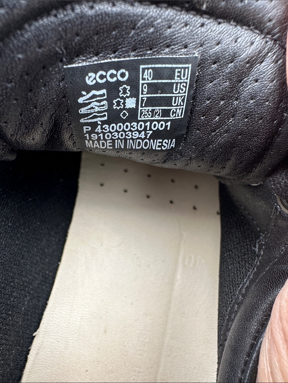 ecco Black Leather Low-Top Sneakers with tan heel tab for nice contrast - Picture 7 of 7